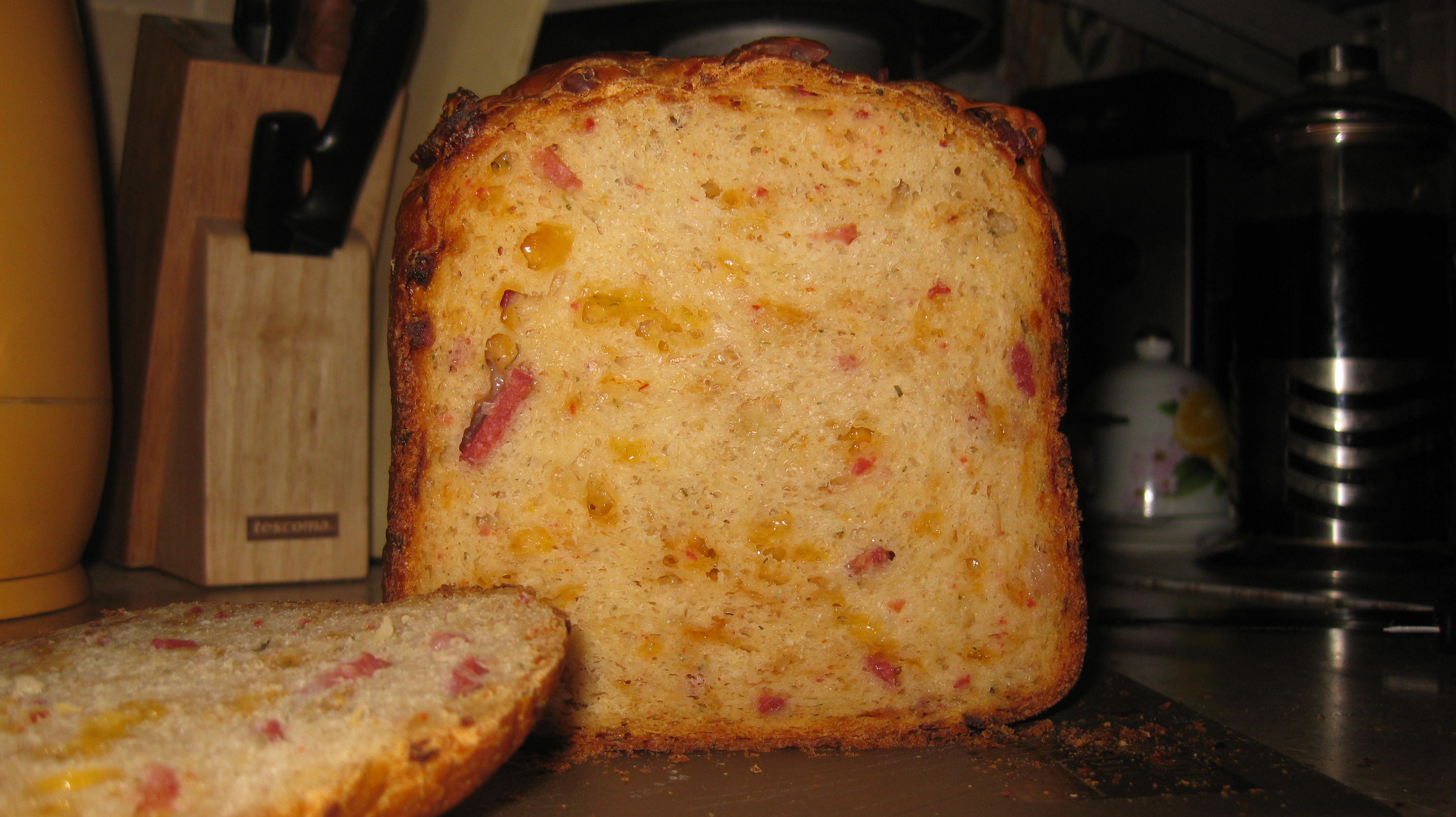 לחם חטיף (עם גבינה, שמיר וסלאמי) (יצרנית לחם)