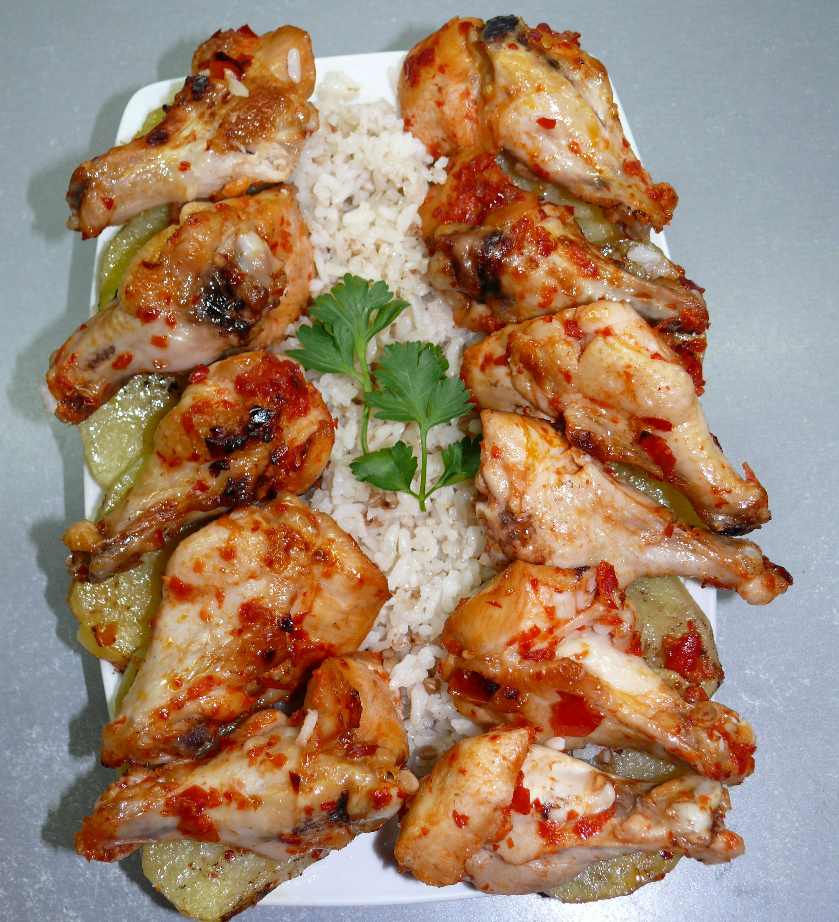 Tavuk kebab (pollo con contorno)