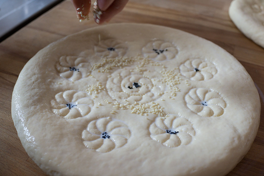Hogyan lehet sütni egy üzbég lapos kenyeret hagyományos sütőben?