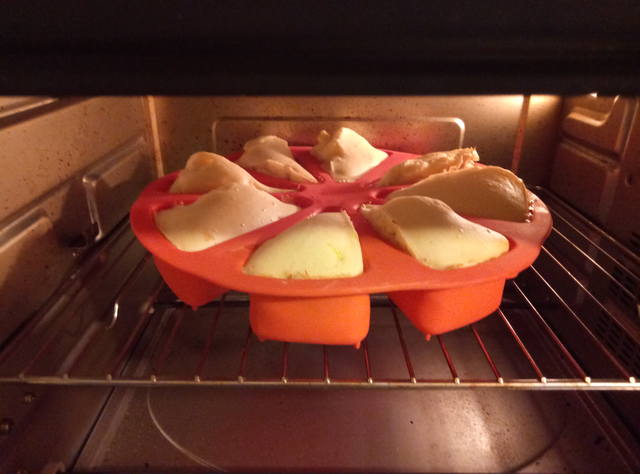 Empanadas de masa gelatinosa con conservas de pescado y patatas