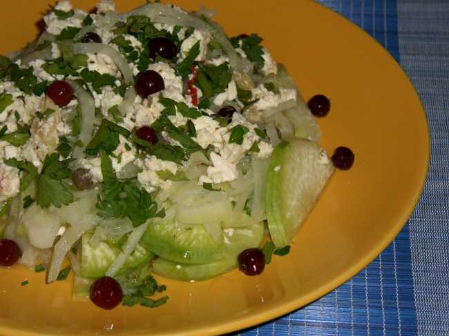 Zöld retek saláta savanyított sajttal
