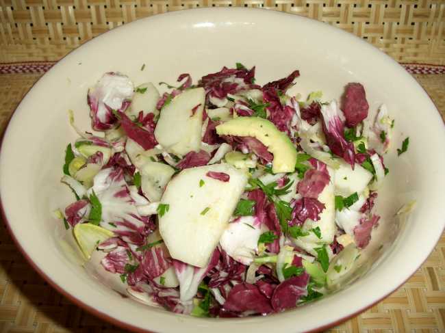 Salade met rode salade, peer, avocado, fetakaas