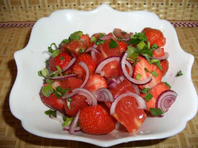 Rajčatový a jahodový salát