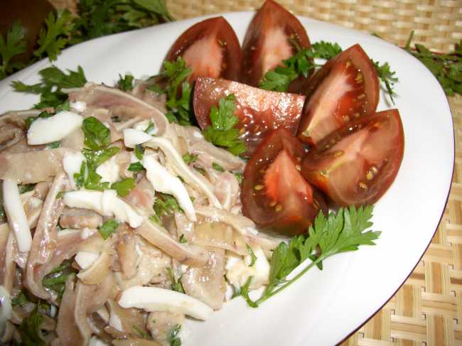 Salade van varkensoren in eiersaus