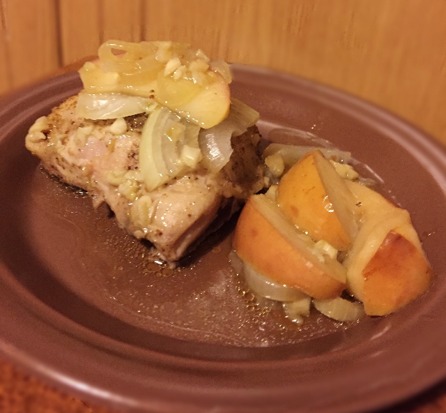Chicken with apples in a multicooker-pressure cooker Oursson 5015