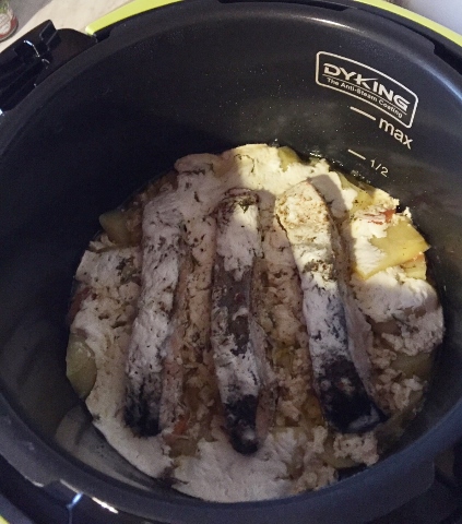 سمك كريمي حامض مع الخضار (Oursson 5015 multicooker-pressure cooker)