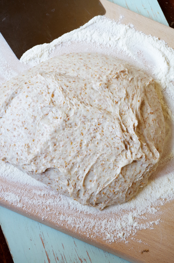 Aggiungere il lievito all'impasto del pane a lievitazione naturale