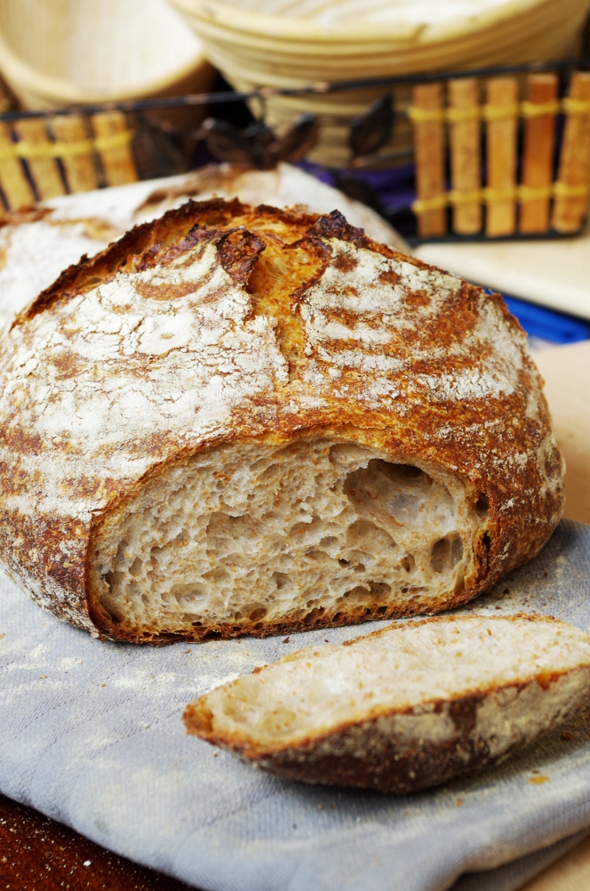 Aggiungere il lievito all'impasto del pane a lievitazione naturale