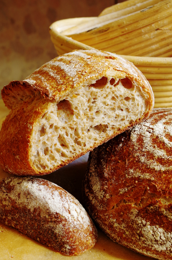Élesztő hozzáadása kovászos kenyér tésztához