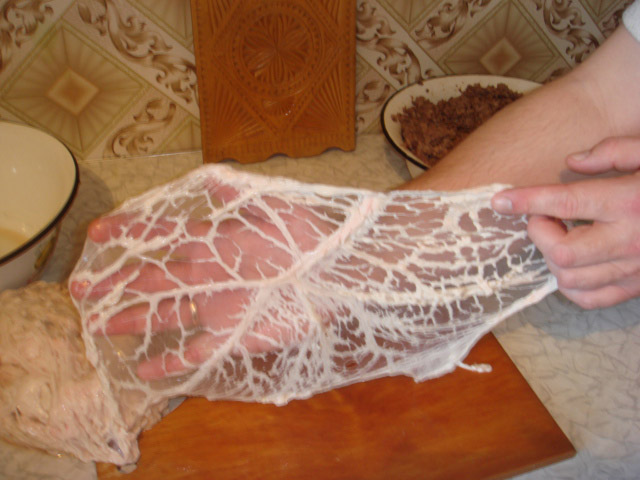 Húsos cipó foltokkal (sertéshálóban)