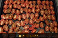 Tomates secados al sol en el horno en aceite aromático (cocinar y enlatar)
