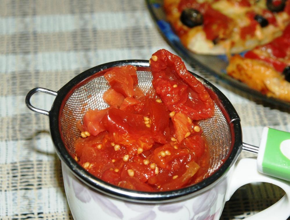 Pomodori a cubetti nel loro succo senza sale e aceto (preparazione per insalata invernale e pizza)