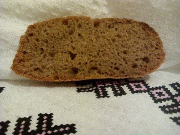 Fekete kenyér élesztő és kovász nélkül