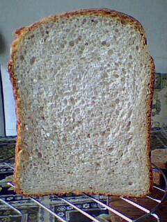 Rolsen RBM-1160. Búza kenyér teljes kiőrlésű liszttel és hagymás kovászos sajttal
