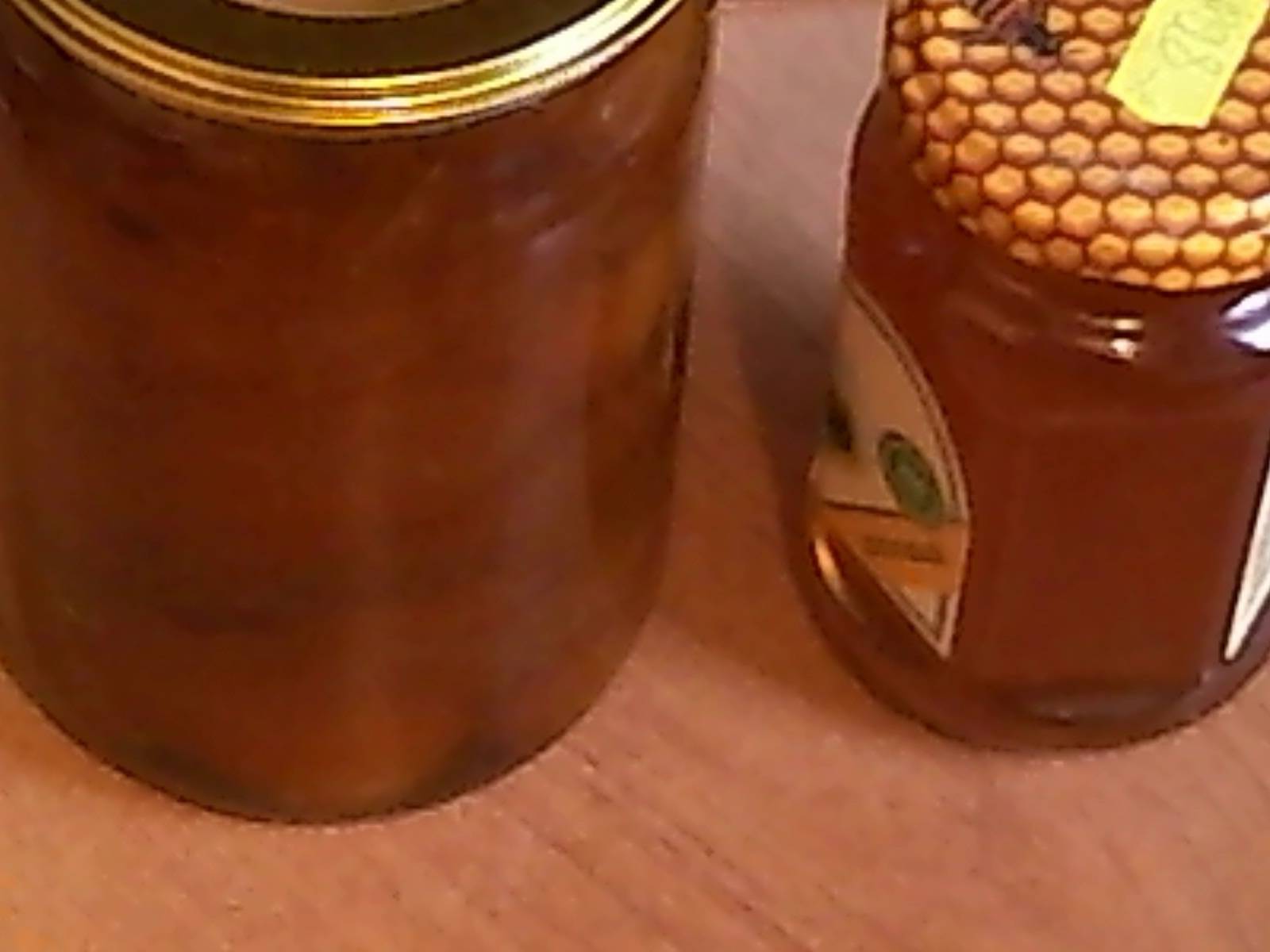Mermelada (mermelada) de albaricoques en una olla de cocción lenta