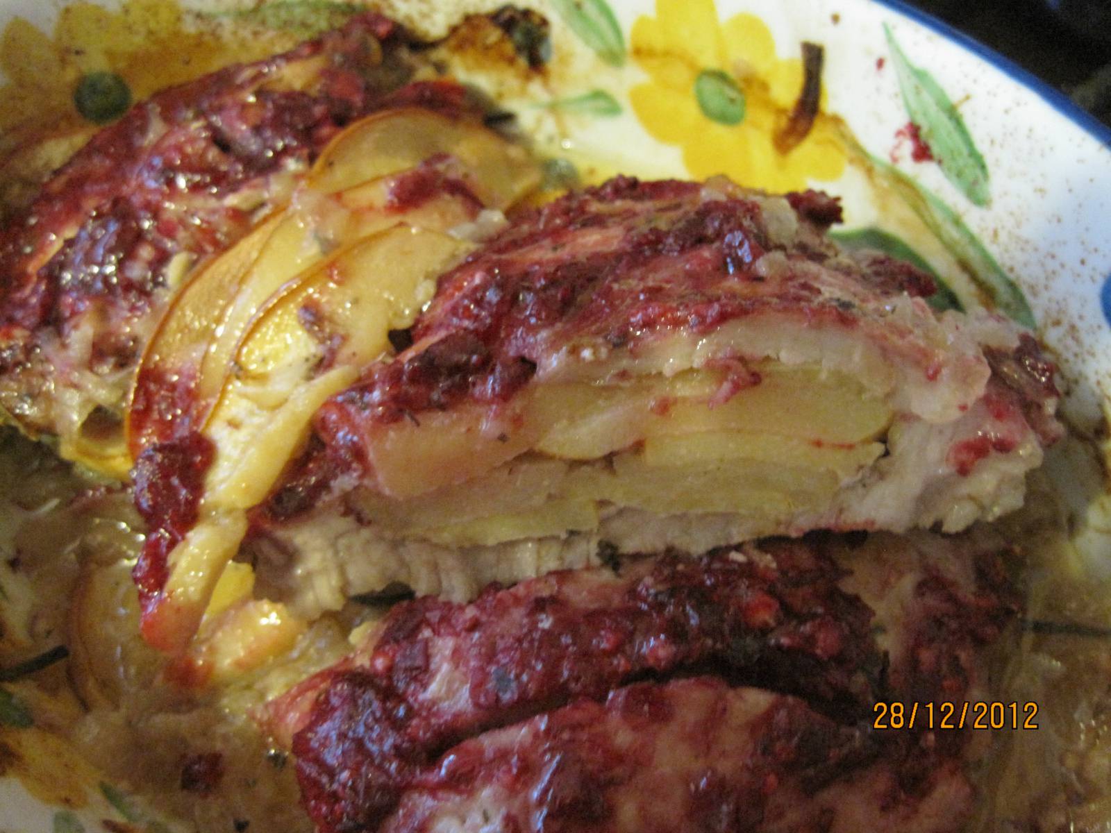Cerdo relleno de manzana y membrillo con salsa de arándanos