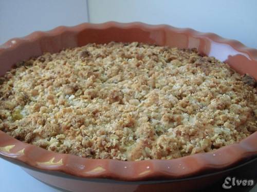 Rhubarb pie with nut streusel