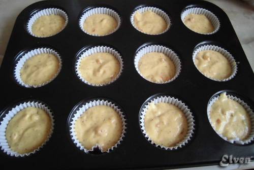 Muffins de calabaza sobre yogur de frutas con kumquat y nueces