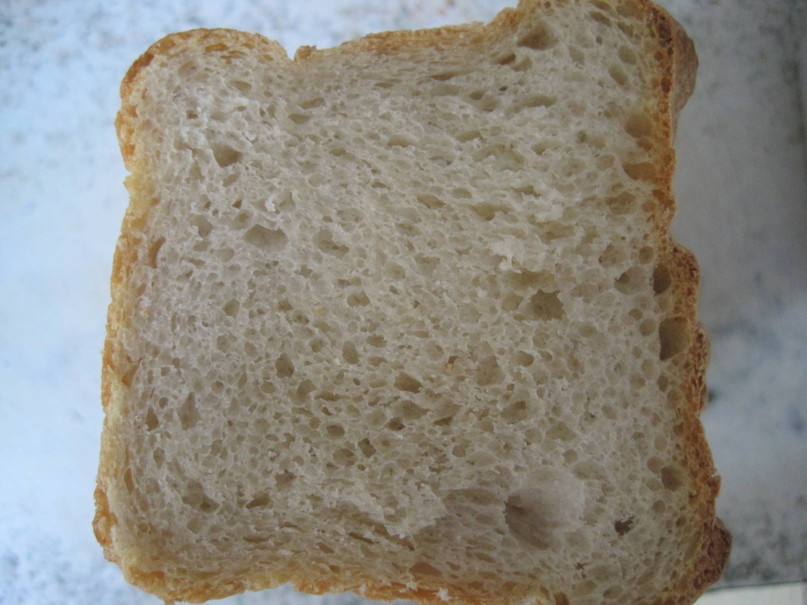 Biały chleb z płatkami owsianymi i pestkami dyni w piekarniku (zimna fermentacja)