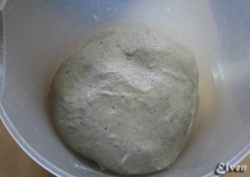 Tarwe-roggebrood met steranijs op vloeibare gist