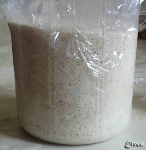 Tarwe-roggebrood met steranijs op vloeibare gist