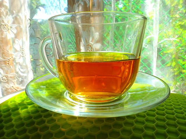 Grønn te fra bladene fra hagen og ville planter, tørkede jordbærhaler