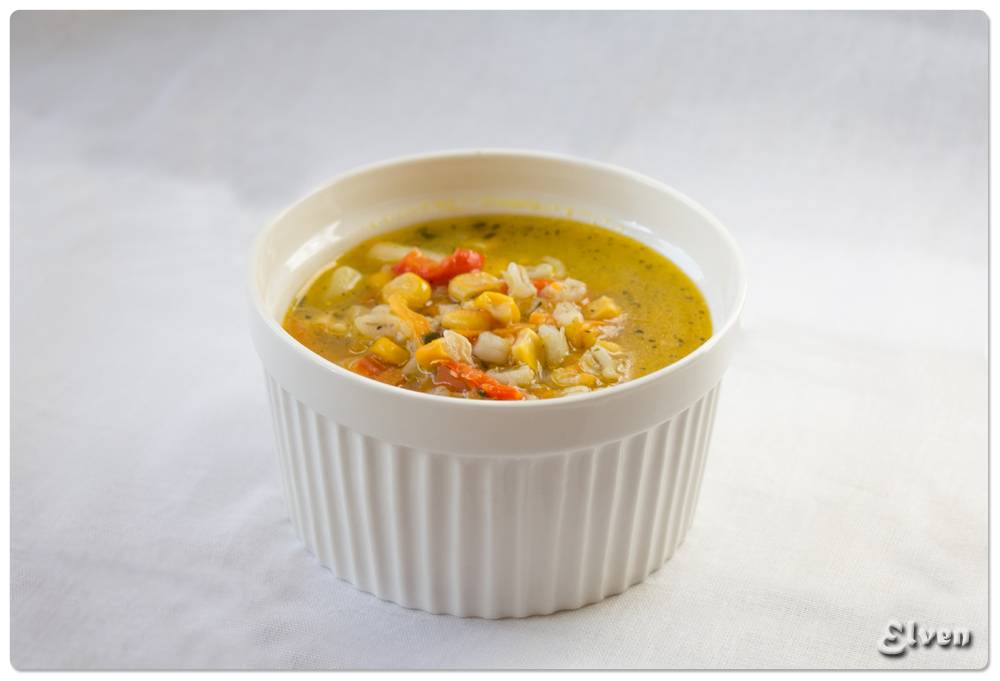 Sopa de cebada perlada con maíz y pimiento dulce