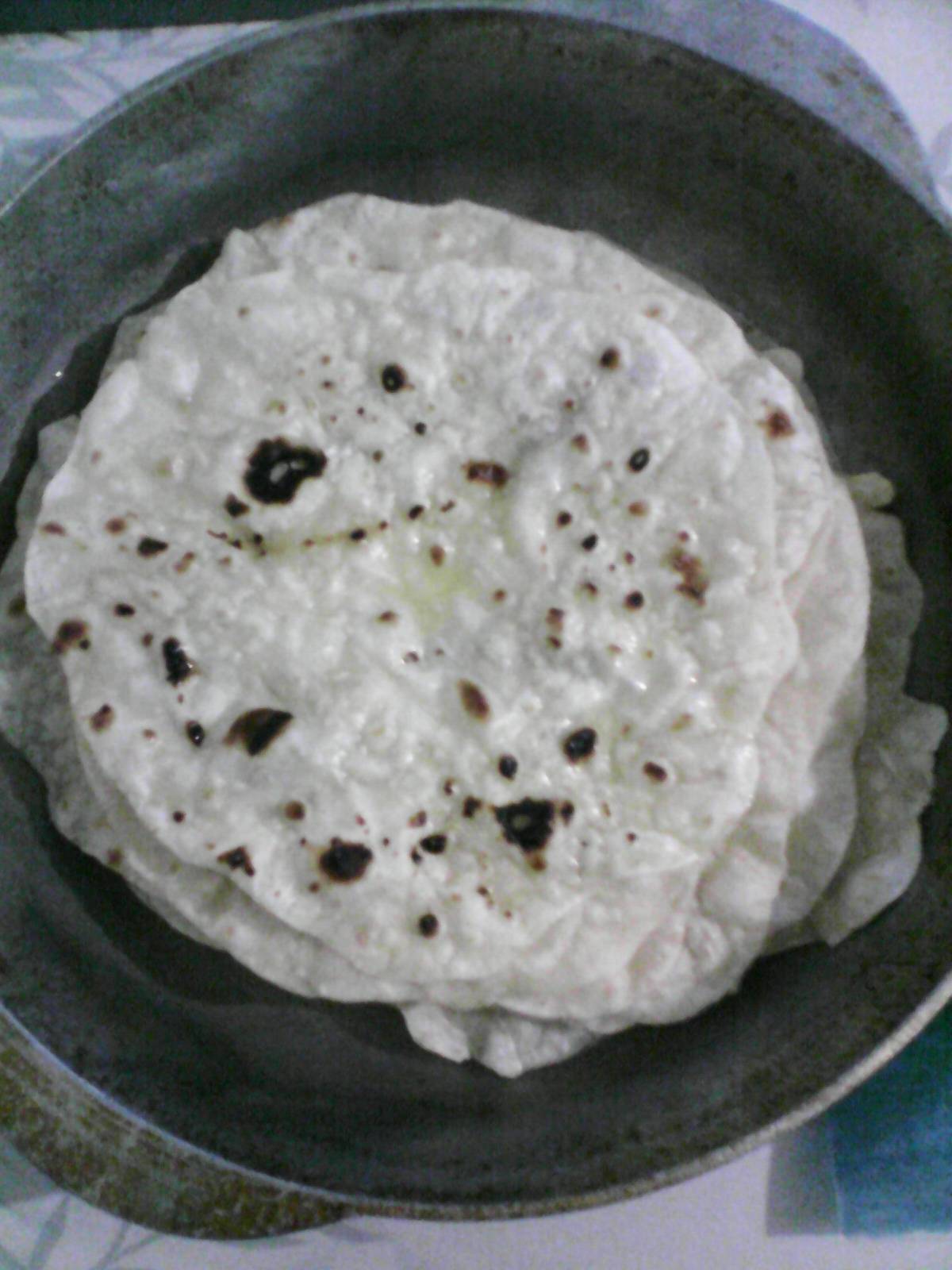 Panes planos para platos principales como curry, lula kebab, barbacoa, kofta (chuletas árabes con especias)