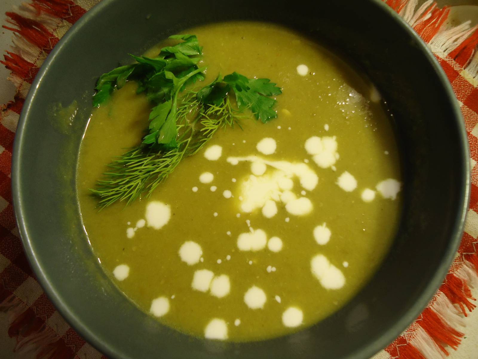 Sopa cremosa de guisantes verdes