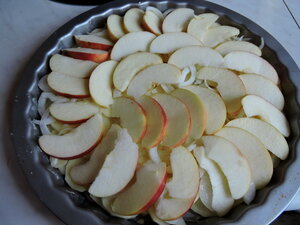 Abbondante casseruola di patate, petto, mele e cipolle