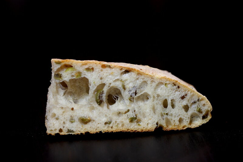 Kovászos lapos kenyér olívabogyóval a régi tészta módszerrel