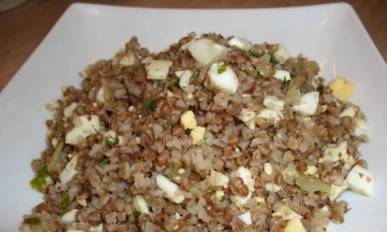 Porridge di grano saraceno con cipolle e uova