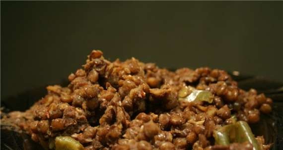 Green lentils with onions, garlic and lecho