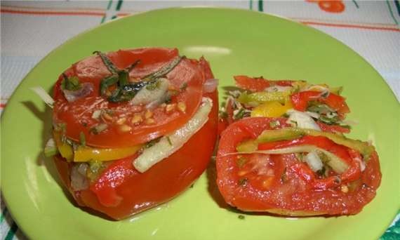 Tomates con verduras, ligeramente salados