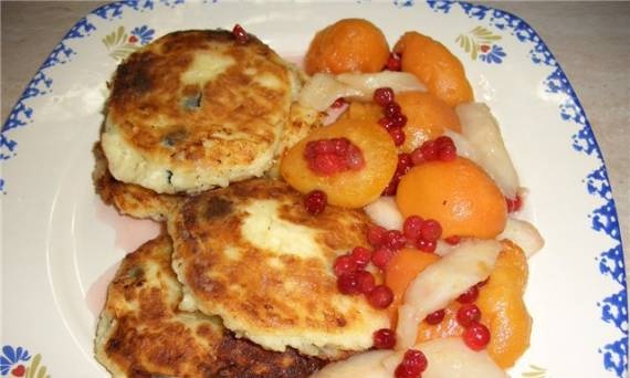 Tortitas de requesón con pasas y salsa de frutas