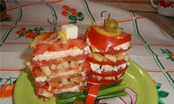 "Bashenki" salade van tomaten met gemarineerde fetakaas