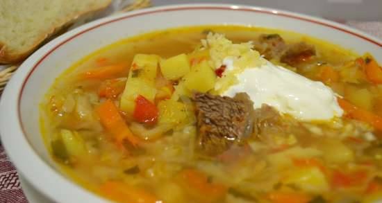 Zuppa di cavolo cappuccio con carne di manzo salata e cavolo cappuccio fresco