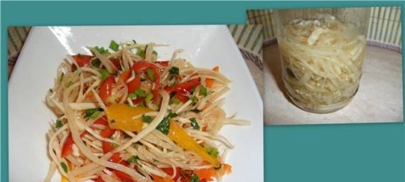 Salad với ớt tươi, bắp cải và cần tây ngâm chua