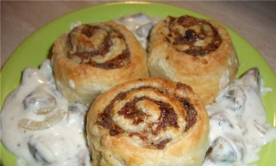 Burekas (puff pastry rolls with minced meat)