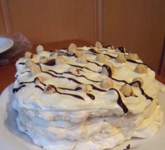 Bánh Meringue với hạt phỉ