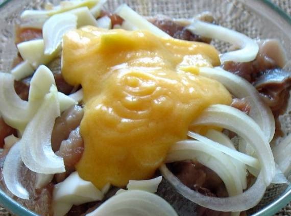 Herring sa ilalim ng yolk marinade