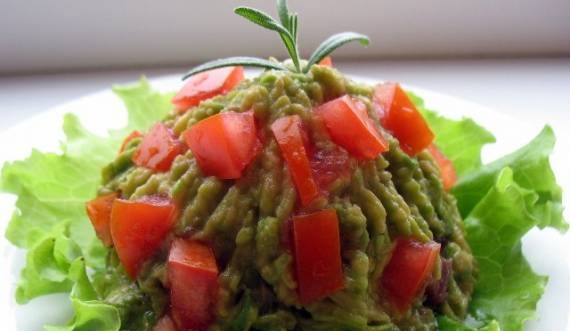 Salmon tartar with avocado