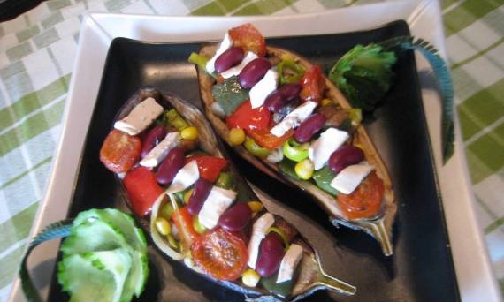 Berenjena rellena de verduras con tofu de soja