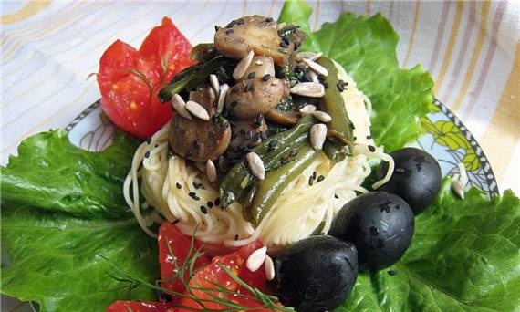 Capellini - nidos de fideos, con champiñones, frijoles y pepinos fritos.