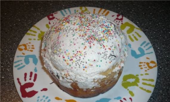 Easter cake with raisins and candied fruits