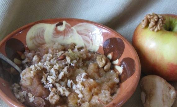 Insalata di topinambur con mele e noci