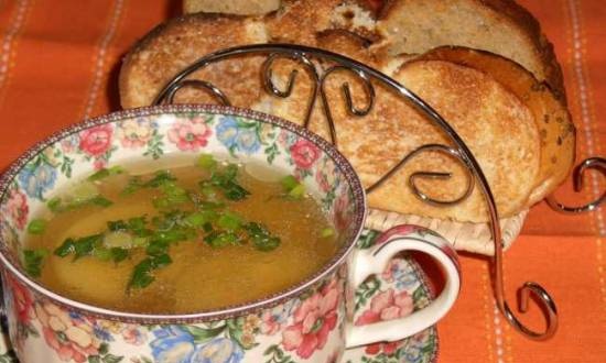 Caldo con crutones de huevo y ajo