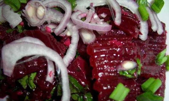 Beetroot salad na may pulang sibuyas