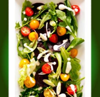 Bietensalade met tomaten en yoghurtdressing