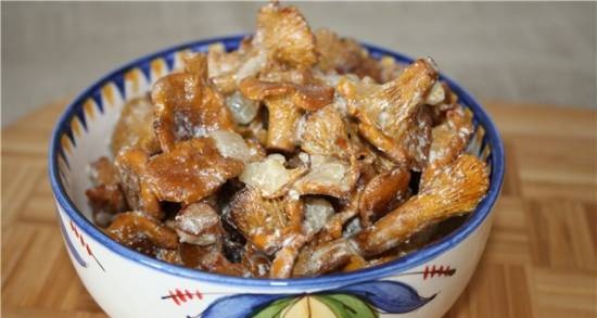 Chanterelles في القشدة الحامضة ، مطهي في طباخ بطيء